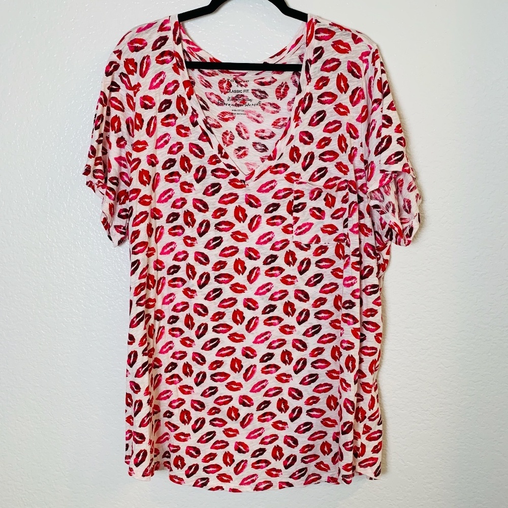Torrid Classic Fit T Shirt 4X White Lips‎ Allover Print Short Sleeve Kisses Love